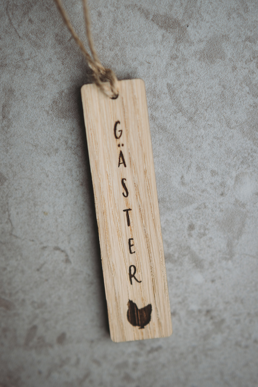 Gästskylt till handduk. Höna, ek eller björk - Ekfaner, mörk