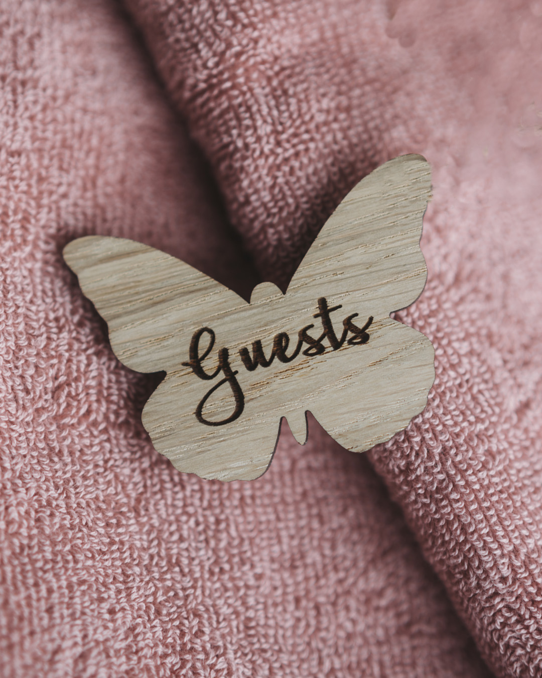 Guests, fjärilsskylt till gästhandduken - Ekfaner, mörk, magnetsystem