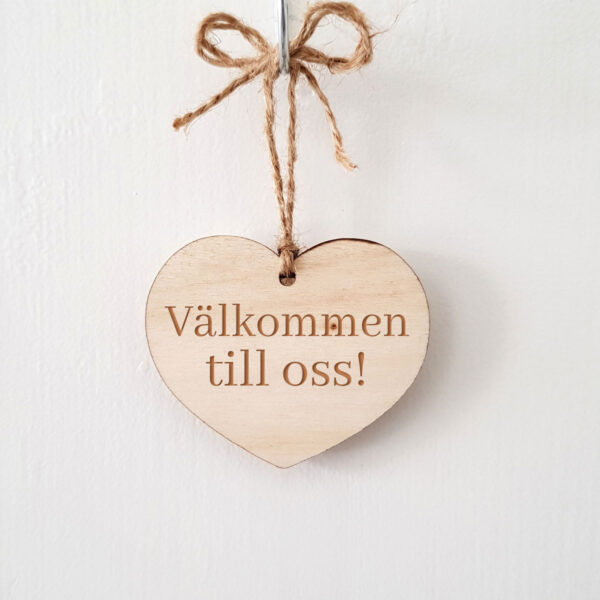 Hjärta med valfri gravyr. Hängande namnskylt i flera färger