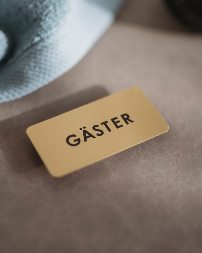 Skyltar till gästerna