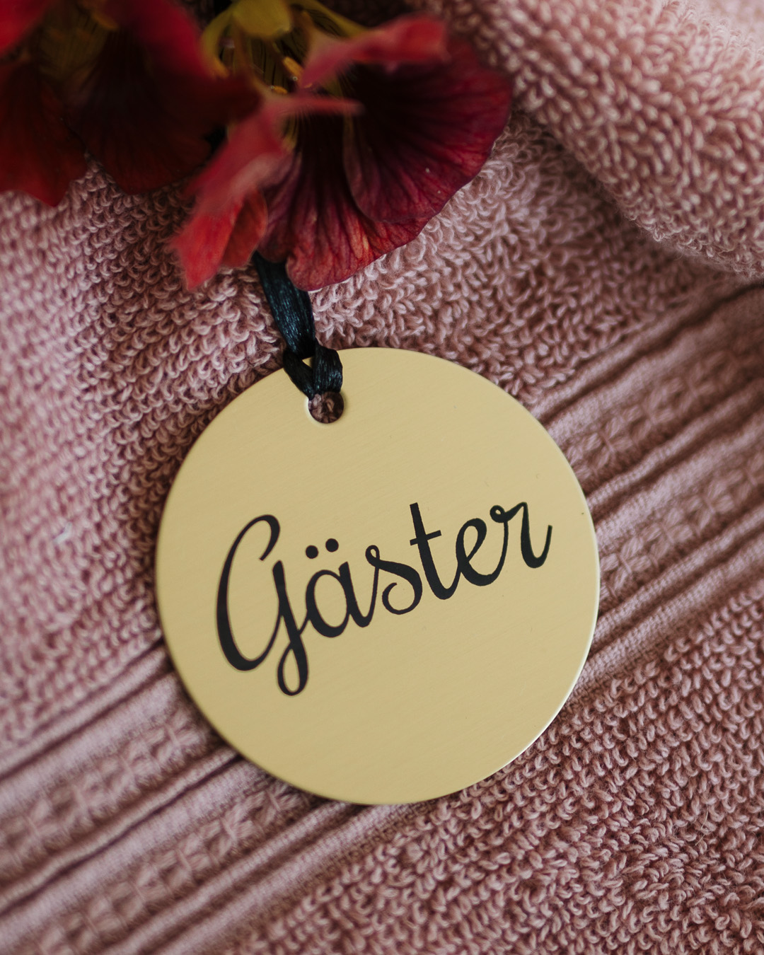 Rund mässingsskylt till gästhandduk – Gäster i skrivstil - Svart band