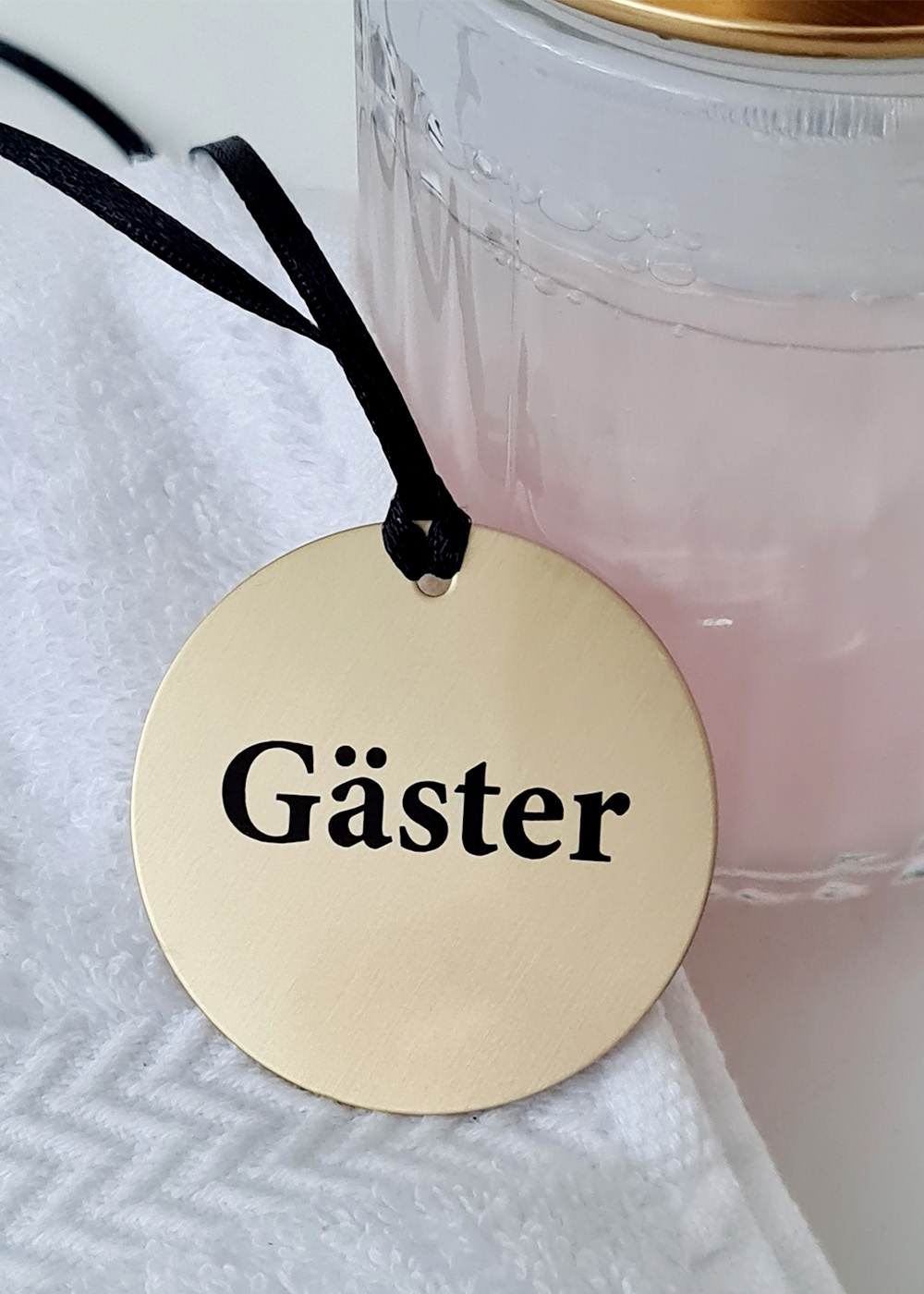 Rund mässingsskylt hängande, gäster klassisk