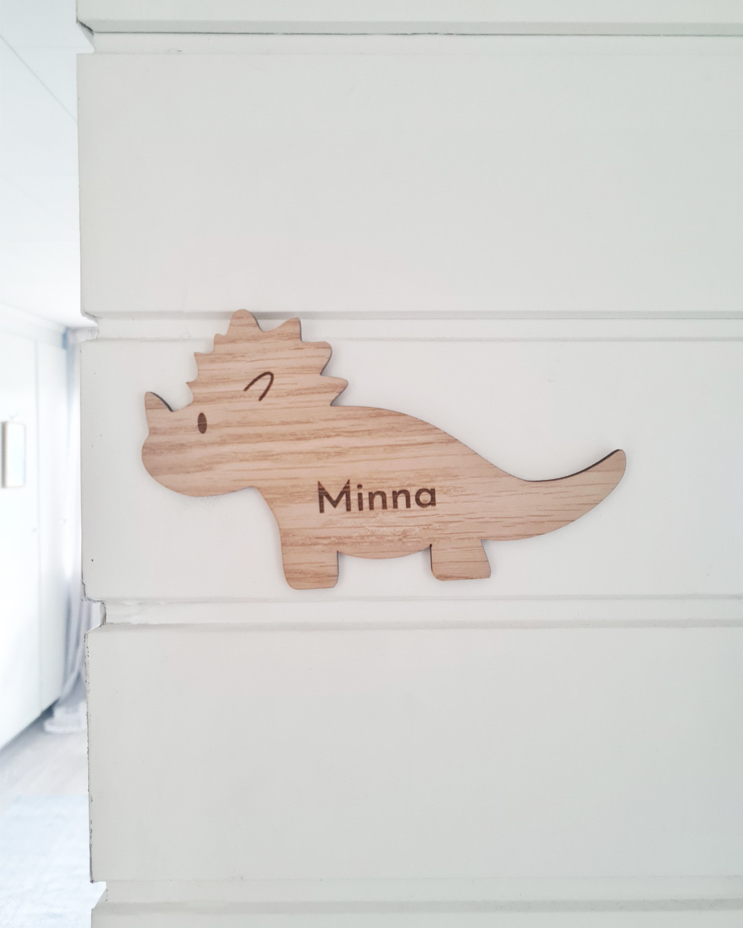 Triceratops namnskylt i trä | Personlig skylt till barnrum