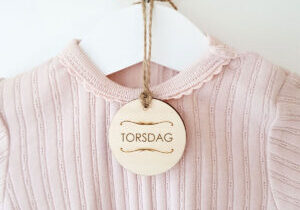 Torsdag-Hange-i-tra-med-veckodagar-sweetsigns-1-1