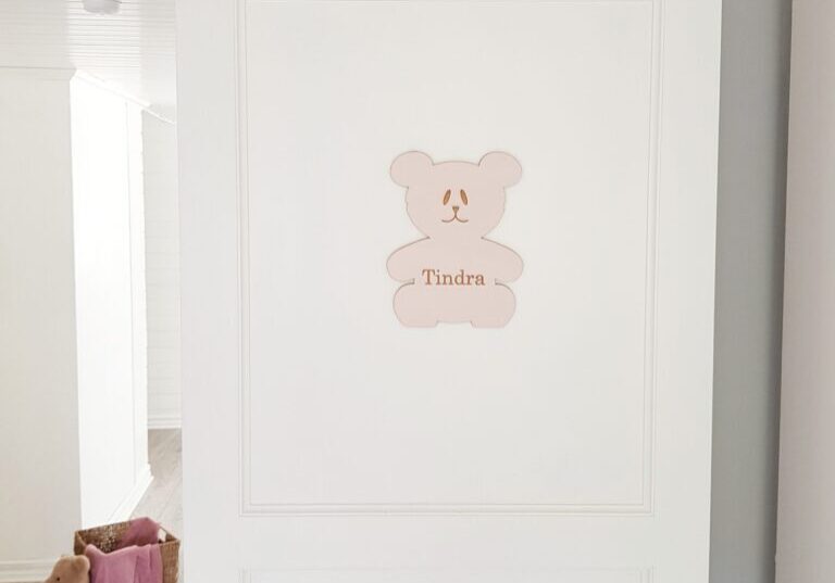 dorrskylt-barnrum-nalle-rosa-sweet-signs-scaled-1.jpg