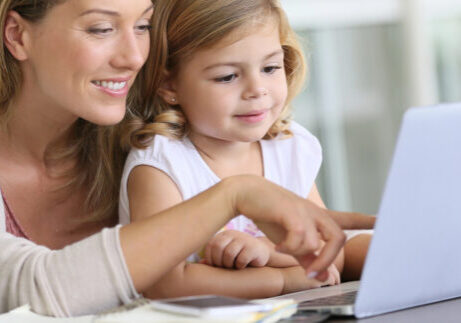 mor dotter tittar på laptop