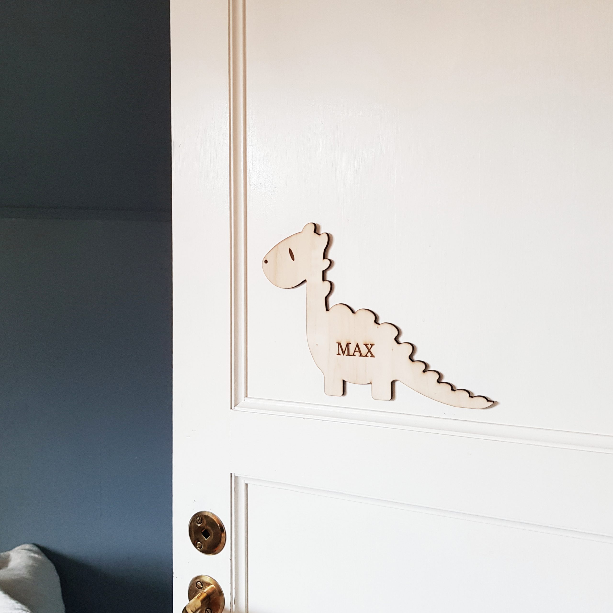 skylt-till-dorren-namngravyr-dino-baby-och-barn-scaled-1.jpg