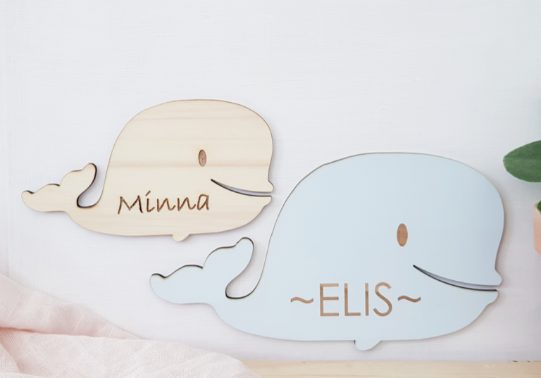 tva-valar-storlek-traskyltar-till-barnrum-graverat-namn-dop-babyshower-present-sweet-sings.png