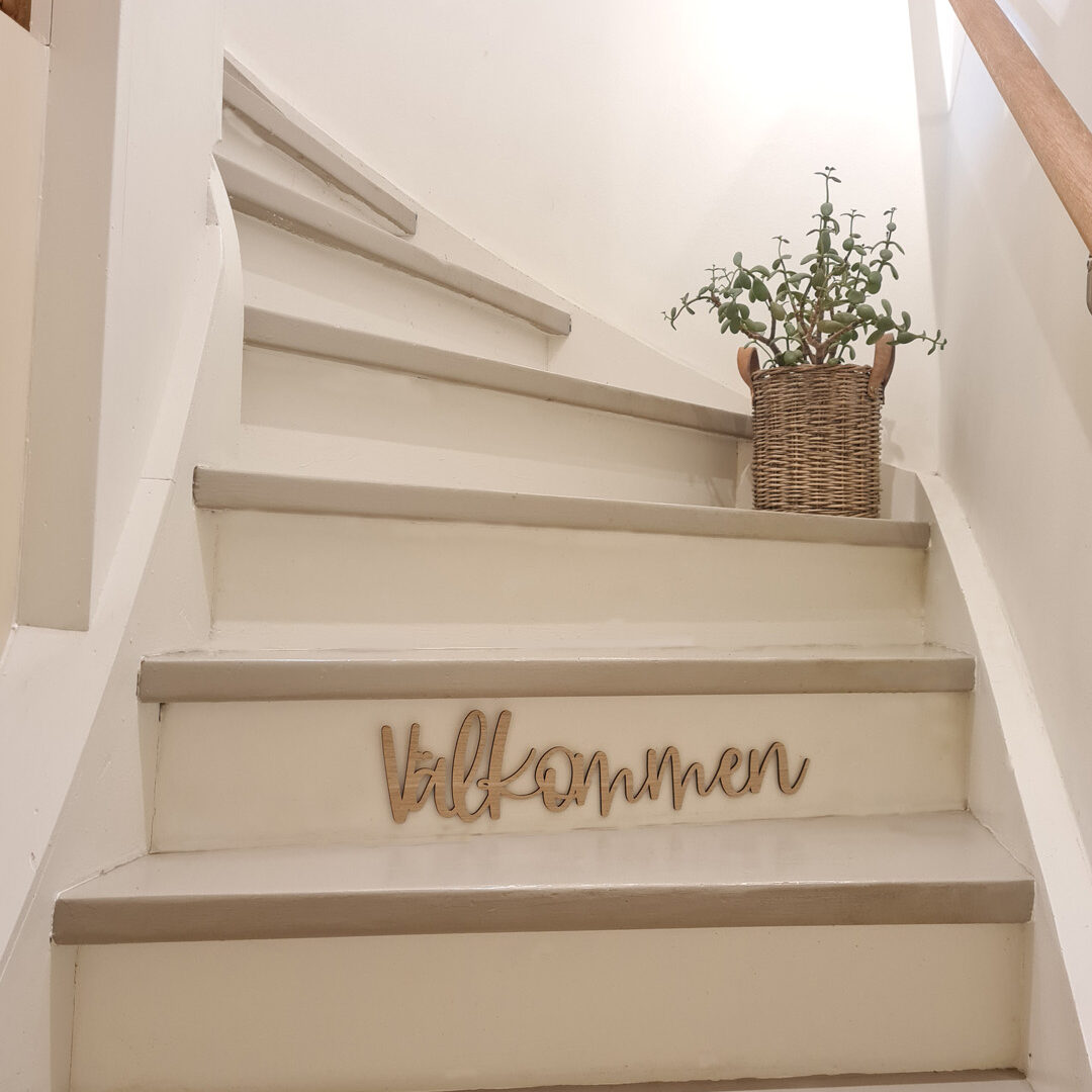 vaggtext-i-trappen-valkommen-och-blomma.jpg